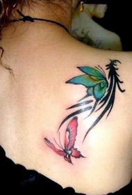 κορίτσι πίσω λουλούδι ώμο πεταλούδα τατουάζ εργασία