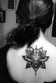 kişilik kız geri siyah ve beyaz lotus dövme deseni