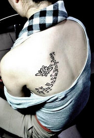 плече мода татуювання санскриту
