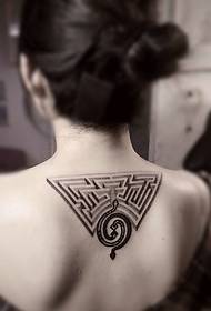 mergaitės nugaros geometrijos totemo tatuiruotės paveikslėlis
