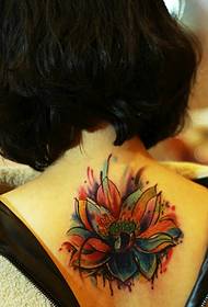 カラフルな咲く蓮の背中のタトゥーの写真