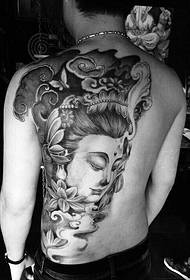 un modello di tatuaggio di Guanyin a metà schiena è pieno di fiducia