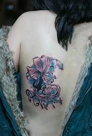 vajza bukuroshe tatuazh zambak 94545-bukuri dhelpra tatuazh i shpatullave
