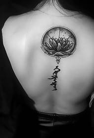 elegantna djevojka na leđima tetovaža slika temperament izvanredan