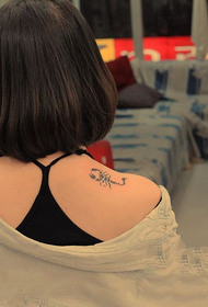 totem scorpione spalla ragazza
