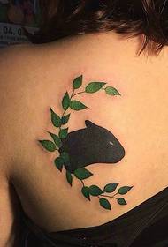 totem tatuaggio unico della schiena della ragazza