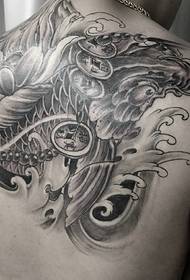 πίσω μαύρο και άσπρο παραδοσιακό μοτίβο τατουάζ καλαμάρι