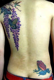 mashkull mbrapa modelin e bukur të tatuazheve me lule bretkocë flutur