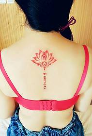 lotus en de Sanskrit-geometry fan 'e tatoeëpatroan fan' e rêch