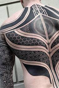 Zrelé pánske chrbátové tetovanie 3d totemu je veľmi realistické