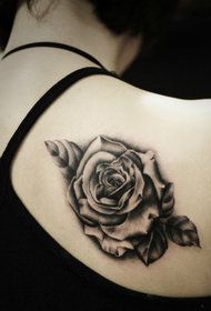 女生肩背潮流时尚的黑灰玫瑰花纹身图案
