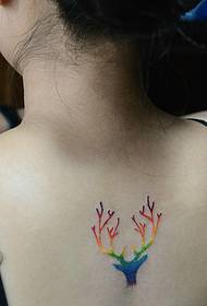 nesken atzera zuria koloreko adar tatuaje sortzailearekin