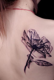 női vissza gyönyörű fekete rózsa tetoválás