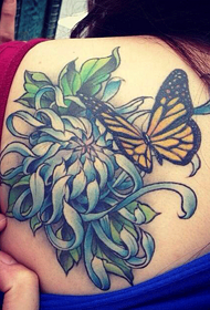 красиві хризантеми метелик намальовані візерунком на спині