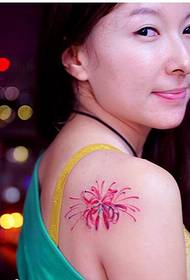 skjønnhet på høyre skulder vakkert og vakkert side blomster tatoveringsbilde