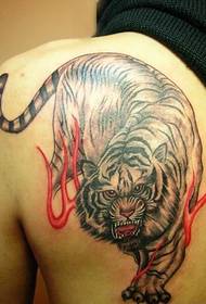 rug schouder domineert de berg tijger tattoo foto patroon