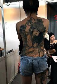 medelålders mäns rygg på den andra onda skönhet porträtt tatuering