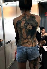tatuaggio da uomo di mezza età sull'altro ritratto di bellezza malvagia