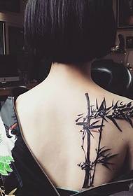 il modello del tatuaggio del mangostano della ragazza dei capelli corti è bello