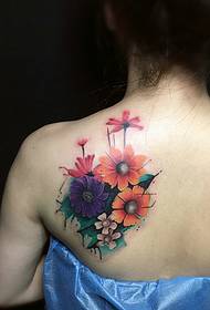 delicate persoanlikheid tatoeëring fan efterste blom is tige opfallend