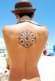 Tatuaggio creativo sanscrito schiena nuda uomo europeo