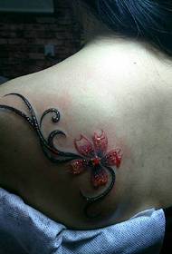 filles récemment tombées amoureuses d'un tatouage sanglant de fleurs de cerisier