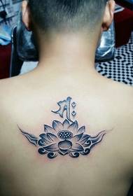 lotoso tatuiruotės vaizdas ant vyro nugaros