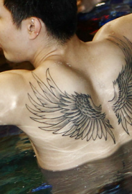 Wang Shipeng panangan semi-taranjang anu ngarangkep pola tato jangjang
