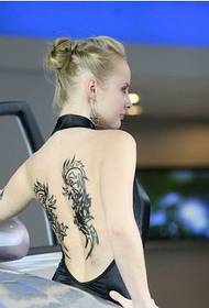Європейська модель автомобіля краси на спині татуювання