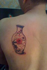 Мушки леђа јединствени узорак тетоваже са вазом од шљиве