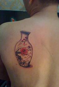 unico modello di tatuaggio del vaso di prugne sul retro degli uomini