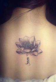 ragazza indietro semplice tatuaggio foto di loto