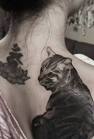 ragazza torna un tatuaggio tatuaggio carino gattino