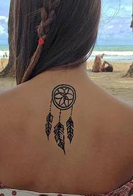 keindahan seksi di pantai kembali pola tato Henna
