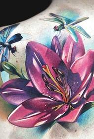 jenter skuldre vakre fargede blomster med tatoveringsdesign