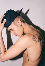 Justin Bieber tatuagem ombro esquerdo traseiro indiano