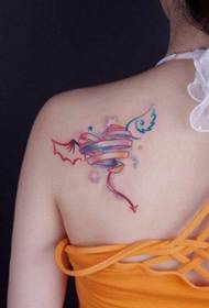 bellezza bellissima schiena tatuaggio a forma di cuore