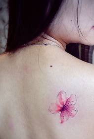 il tatuaggio del tatuaggio del fiore posteriore della dea capelli lunghi è molto bello