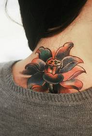 bellissimo tatuaggio di loto sul retro della ragazza