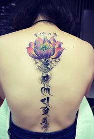 цвет лотоса и санскрит комбинированный рисунок татуировки позвоночника