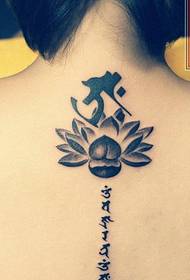 Delicate flor delicada nas costas branca e tatuagem em sânscrito