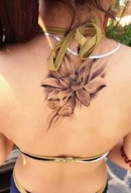 modeli i bukur i tatuazhit të lotusit të zi gri mbrapa