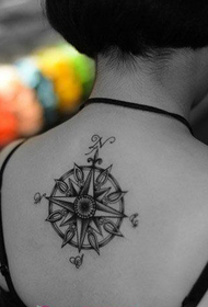 tatuaggio della bussola in bianco e nero moda bellezza indietro