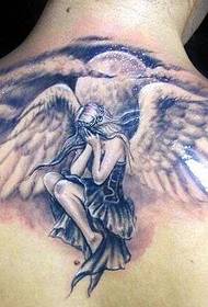 ženka koja plače crni pepeo na leđima Anđeo tetovaža