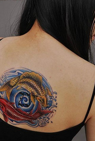 Tatuaggio di cicatrice coperto di calamari colorati