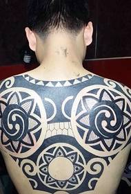 совршена црно-бела тотемска тетоважа за мажната личност во грбот