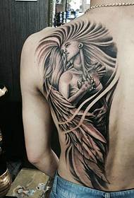 Ag clúdach cúl na pearsantachta totem tattoo ar an taobh clé