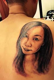 modello di tatuaggio ritratto di ragazza bella posteriore degli uomini