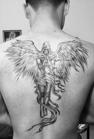 Татуировка ангела с молитвой на спине