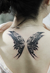 le ragazze tornano un bel tatuaggio ala super